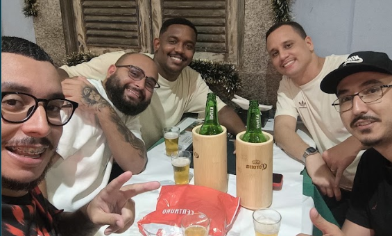 Encontro de amigos do grupo Sacerdote ao redor de uma mesa